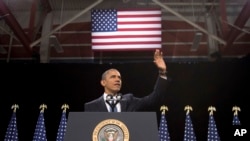 Presiden Barack Obama melambaikan tangannya setibanya di SMA Del Sol di Las Vegas, Nevada untuk menyampaikan pidato terkait reformasi imigrasi (29/1).