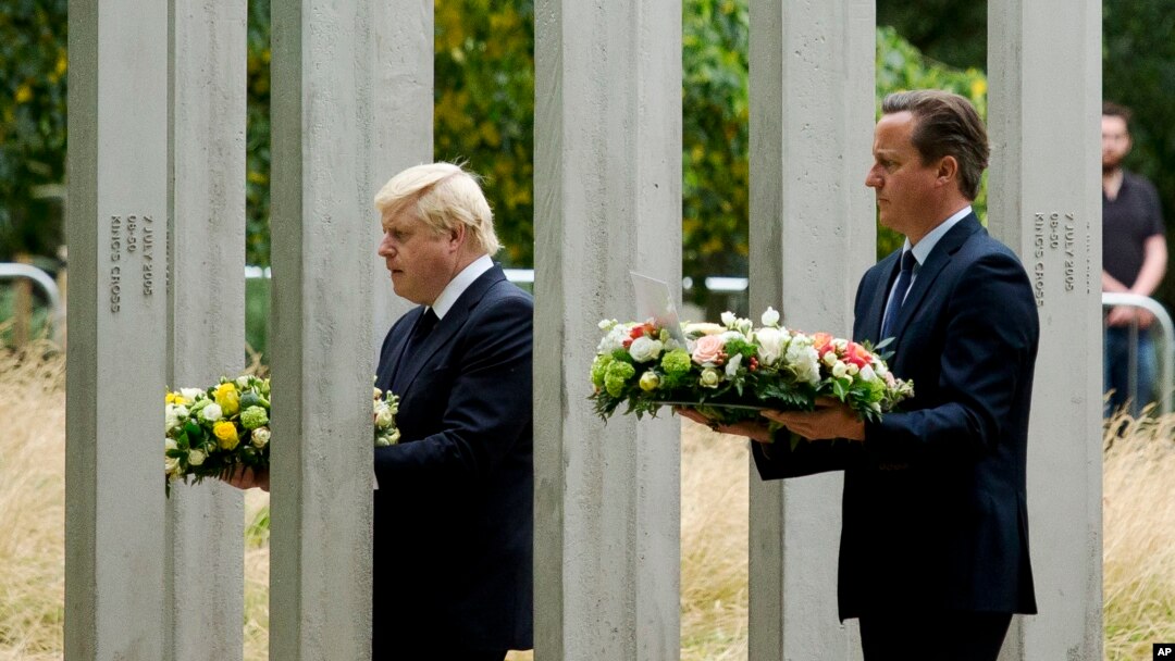 PM Inggris David Cameron (kanan) didampingi Walikota London Boris Johnson berjalan di Taman Hyde, London untuk meletakkan karangan bunga dalam peringatan 10 tahun serangan 7 Juli di kota itu (7/7). 