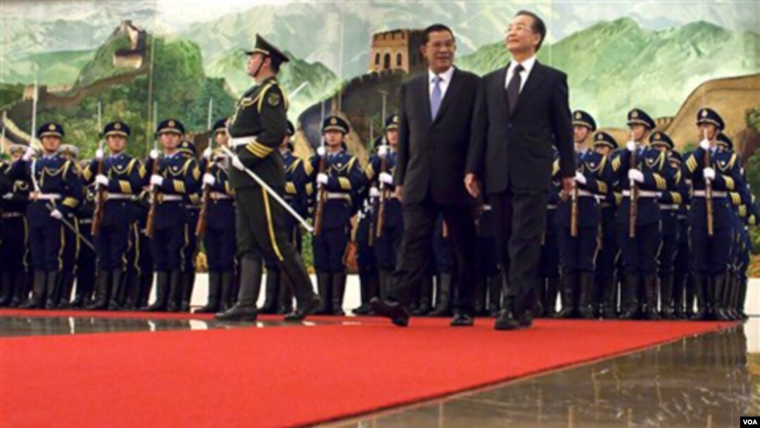 Perdana Menteri Kamboja Hun Sen (kiri) berjalan berdampingan PM Tiongkok Wen Jiabao.