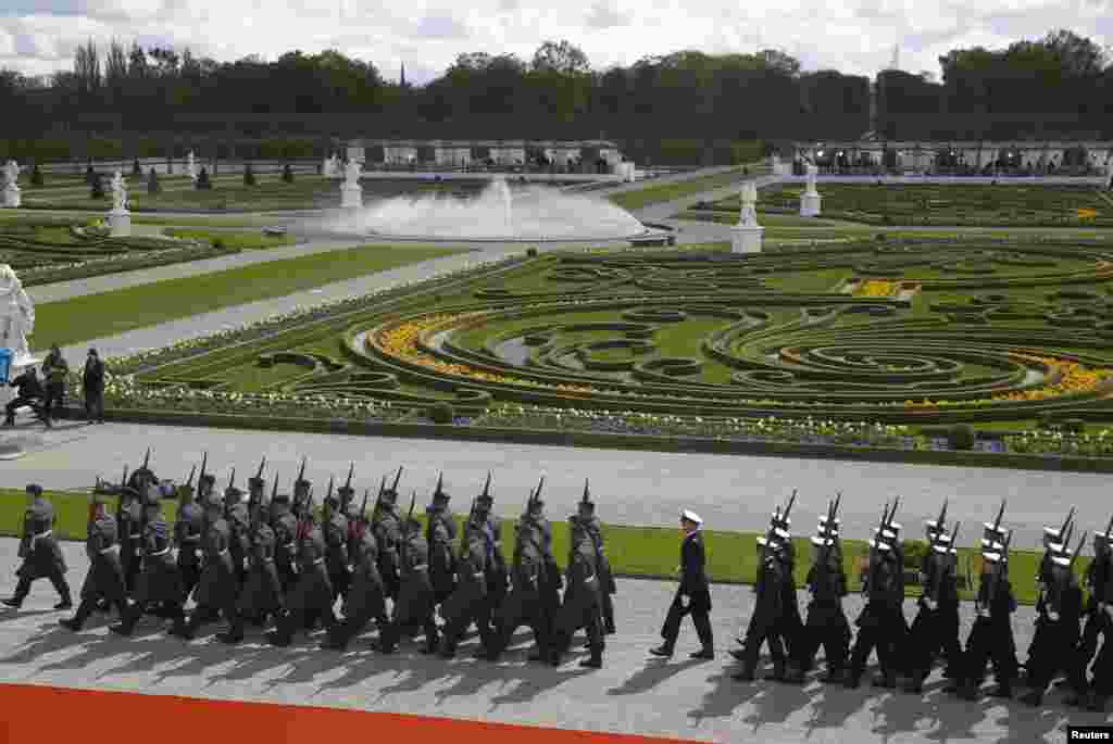 Guard of honour arrives before the welcome ceremony of U.S. President Barack Obama at Schloss Herrenhausen in Hanover, Germany, April 24, 2016.