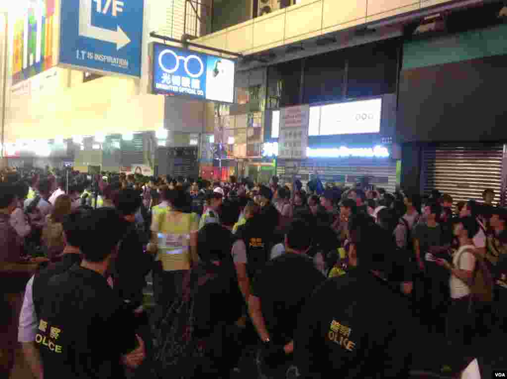数以百计香港市民在旺角几外路段聚集 (美国之音海彦拍摄)