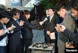 아베 신조 일본 총리가 24일 도쿄 총리관저에서 기자들에게 도널드 트럼프 미국 대통령과의 통화 내용에 대해 설명하고 있다.