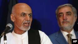 Presiden terpilih Afghanistan, Ashraf Ghani (kiri) dan saingannya dalam Pemilu, Abdullah Abdullah