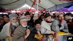 National Conference party supporters attend an election rally on the outskirts of Srinagar, India, April 7, 2014. 