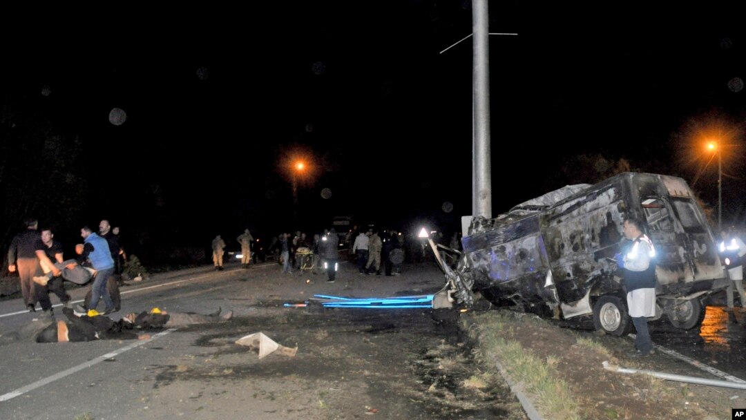 Petugas membantu evakuasi para korban kecelakaan di dekat kota Iginan, Turki timur laut, Kamis malam, 29 Maret 2018. (Foto Suat Deniz / DHA-Depo via AP)