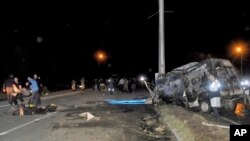 Petugas membantu evakuasi para korban kecelakaan di dekat kota Iginan, Turki timur laut, Kamis malam, 29 Maret 2018. (Foto Suat Deniz / DHA-Depo via AP)