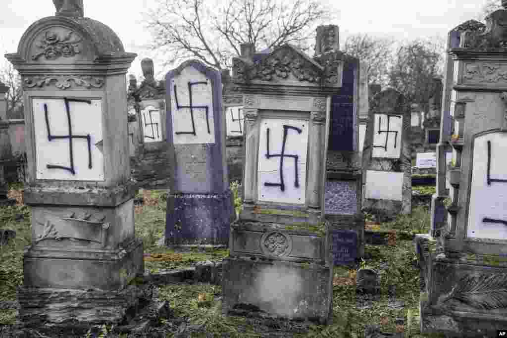 کشیدن علامت صلیب شکسته (علامت نازی&zwnj;ها) توسط افراد ناشناس بر روی سنگ قبرهای یک گورستان یهودیان در شمال استراسبورگ، فرانسه