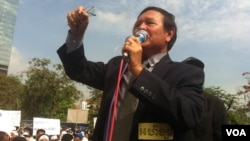 Kem Sokha, vice president of the Cambodia National Rescue Party talks during a demonstration in Phnom Penh, (Heng Reaksmey/VOA Khmer).