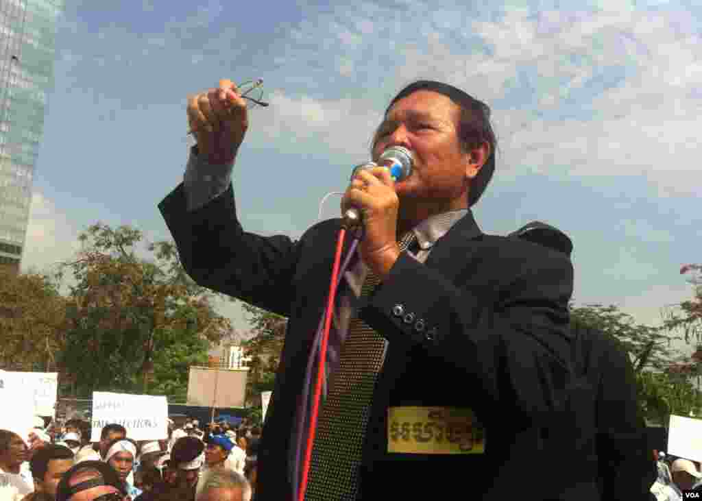 Kem Sokha, vice president of the Cambodia National Rescue Party talks during a demonstration in Phnom Penh, demanding reforms to the National Election Committee ahead of July’s parliamentary polls. (Heng Reaksmey/VOA Khmer)