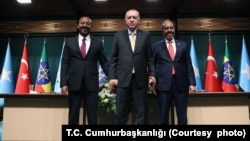 Cumhurbaşkanı Erdoğan, Somali Cumhurbaşkanı Hasan Şeyh Mahmud (sağda) ve Etiyopya Başbakanı Abiy Ahmed’le (solda) ortak basın toplantısı düzenledi.