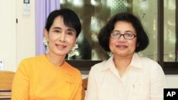 昂山素姬接受美國之音緬甸語組記者欽梭溫採訪