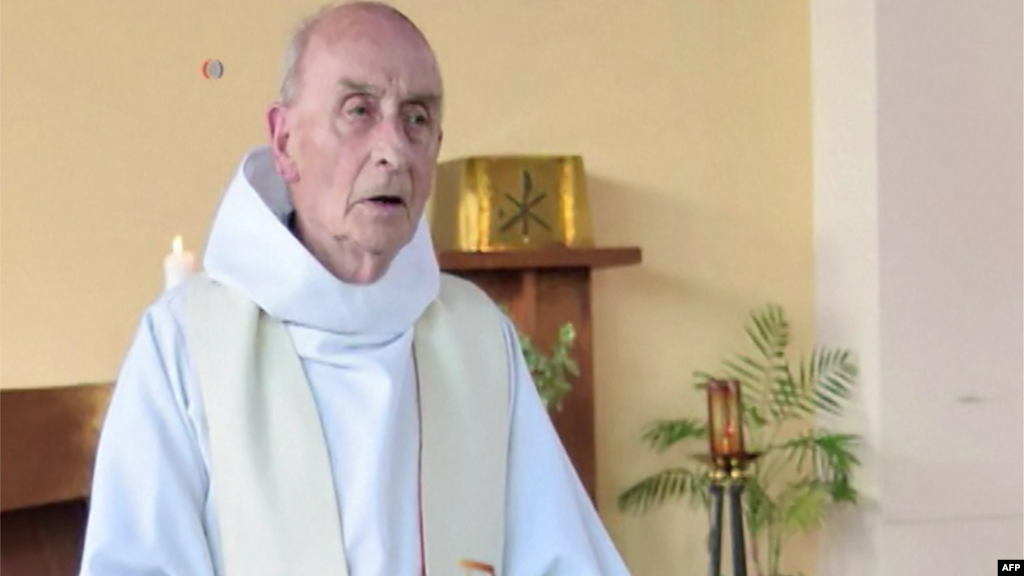 Le Père Jacques Hamel célébrant la messe, dans l&#39;église de Saint-Etienne-du-Rouvray, le 11 juin 2016.