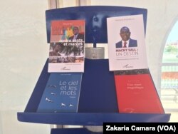 Des livres sénégalais, à Conakry, en Guinée, le 23 avril 2017. (VOA/Zakaria Camara)