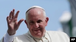 프란치스코 로마 카톨릭 교황이 22일 쿠바를 방문을 마무리하며 손을 흔들고 있다. 교황은 다음 행선지로 미국을 방문한다.