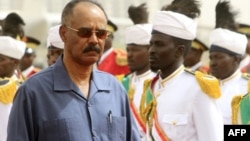 Le président érythréen, Isaias Afwerki, passe en revue la garde d'honneur lors de sa cérémonie de bienvenue dans la capitale soudanaise, Khartoum, le 11 juin 2015.