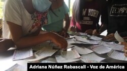 Cinco adolescentes de Caracas escriben, semanalmente, un mensaje a embarazadas con déficit nutricional. [Foto: VOA/Adriana Núñez Rabascall]