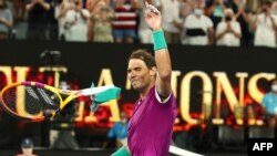 Petenis Spanyol Rafael Nadal merayakan kemenangannya seusai memenangkan pertandingan semifinal tunggal putra melawan petenis Italia Matteo Berrettini pada hari kedua belas turnamen tenis Australia Terbuka di Melbourne, 28 Januari 2022. (Aaron FRANCIS / AFP)