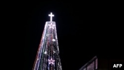 Ngọn tháp cao 30 mét mang hình dáng cây thông được thắp sáng trên đỉnh núi Aegibong gần biên giới giữa hai miền nam bắc
