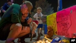 Người dân cầu nguyện tại một chỗ tưởng niệm tạm thời cho nạn nhân của vụ xả súng tại một trung tâm mua sắm ở El Paso, Texas, ngày 4 tháng 8, 2019.