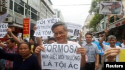 Tiến sĩ Nguyễn Quang A trong một cuộc biểu tình phản đối Formosa tại Hà Nội năm 2016.
