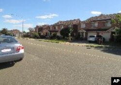 ເຮືອນ duplex (ຫລັງນຶ່ງແບ່ງເປັນສອງເຮືອນ) ທີ່ ສສຊລ ມີໄວ້ໃຫ້ພວກຄອບຄົວສະມາຊິກ ທີ່ມີລາຍໄດ້ ຕໍ່າ ເຊົ່າຢູ່