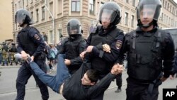 Polisi anti-huru hara Rusia memiliki perlengkapan 'komplit'.