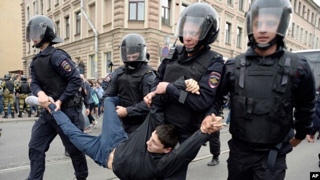 Polisi anti-huru hara Rusia memiliki perlengkapan 'komplit'.