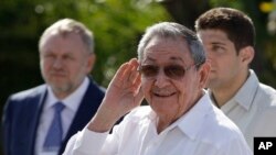 Chủ tịch Cuba Raul Castro (giữa).