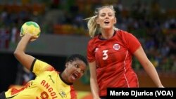  Natalia Bernardo (ANG) com a bola e Emilie Hegh Arntzen (NOR) no jogo Angola vs Noruega. (Arquivo)