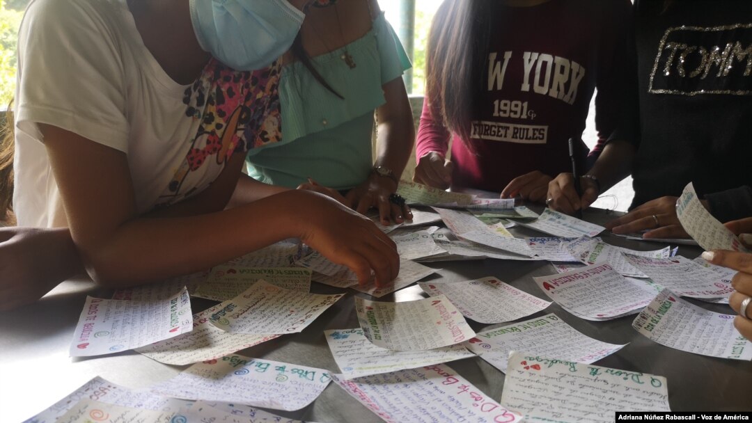 Cinco adolescentes de Caracas escriben, semanalmente, un mensaje a embarazadas con déficit nutricional. [Foto: VOA/Adriana Núñez Rabascall]