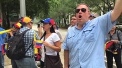 Protestan venezolanos en Miami por venta de bonos
