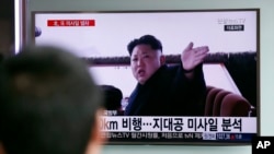 一名南韓男子在首爾地鐵站觀看電視報導北韓進行疑似彈道導彈試射的新聞。