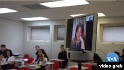Kristin Xiao toma sus clases como si estuviera en el aula, pero en China el horario es de 9:00 pm a medianoche.
