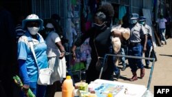 Spiwe Tembo, une commerçante informelle qui gagne sa vie en vendant des petits pains à Harare, le 15 avril 2021.