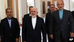El canciller de Irán, Mohammad Javad Zarif (al centro), dijo a la revista alemana Der Spiegel que él “nunca descartaría la posibilidad de que la gente cambie su enfoque y reconozca las realidades”.