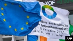 Le drapeau de l'Union européenne et un drapeau du sommet sont accrochés à Abidjan, le 27 novembre 2017.
