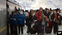 前往西藏的遊客於拉薩火車站。(資料照)