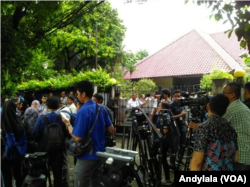Para jurnalis di depan rumah duka almarhum Probosutedjo Jl Diponegoro No 20-22, Menteng, Jakarta Pusat, Senin, 26 Maret 2018. (Foto:VOA/Andylala)
