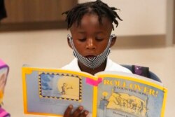 Siswa TK Taiden Watkins membaca buku, 10 Agustus 2021, pada hari pertama sekolah di Washington Elementary School sebagai ilustrasi (Foto: AP/Wilfredo Lee)