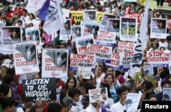 Các nhà hoạt động xuống đường biểu tình tuần hành tới Đại sứ quán Indonesia để phản đối các vụ hành quyết, ngày 28/4/2015. Tổng thống Joko Widodo bị tố cáo đã ra lệnh tiến hành những vụ xử tử để tìm cách vực dậy tỉ lệ ủng hộ đang bị sút giảm trong nước.