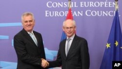 Predsednik Evropskog saveta Herman Van Rompuj dočekuje predsednika Srbije Tomislava Nikolića. 