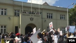 Message loud and clear: MPs must work fast to remove Mugabe, Nov. 21, 2017. (S. Mhofu/VOA)