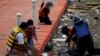 Anggota kelompok lingkungan Bank Sampah Sungai Cisadane (Banksa Suci) mengumpulkan sampah medis di Sungai Cisadane di Tangerang, Provinsi Banten, 2 Agustus 2020. (Foto: Reuters/Willy Kurniawan)