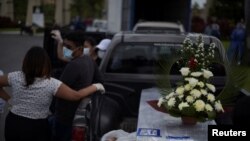 En Guayaquil, la ciudad del país más afectada por el coronavirus, se han registrado denuncias de aumento de precios de ataúdes y de servicios funerarios en la ciudad.