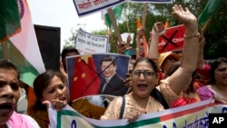 活动人士在新德里抗议中国暂时禁止香客前往西藏冈仁波齐峰和玛旁雍错湖朝圣。（2017年7月4日）