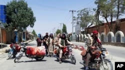 Des combattants talibans à moto patrouillent dans la ville de Ghazni, au sud-ouest de Kaboul, en Afghanistan, ce jeudi 12 août 2021.