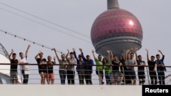 中国同性恋和跨性别伴侣在上海的国际邮轮港的一艘邮轮上合影。（2017年6月14日）