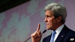 Menlu AS John Kerry memberikan sambutan padapenutupan pertemuan para Menlu negara-negara anggota G7 di Hiroshima, Jepang (11/4). 