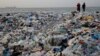 Gomila đubreta koja se pojavila na obali Sredozemnog mora u Libanu (Foto: Hussein Malla/AP)