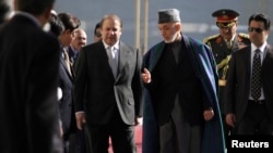 Tổng thống Afghanistan Hamid Karzai (phải) đón tiếp Thủ tướng Pakistan Nawaz Sharif ở thủ đô Kabul, 30/11/2013